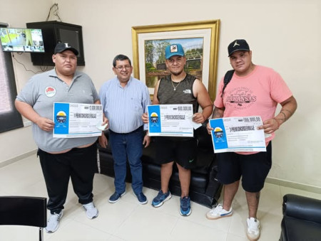 El intendente municipal Norberto Villordo hizo entrega de los premios al concurso de embaldores en de la Fiesta Nacional de la Horticultura.